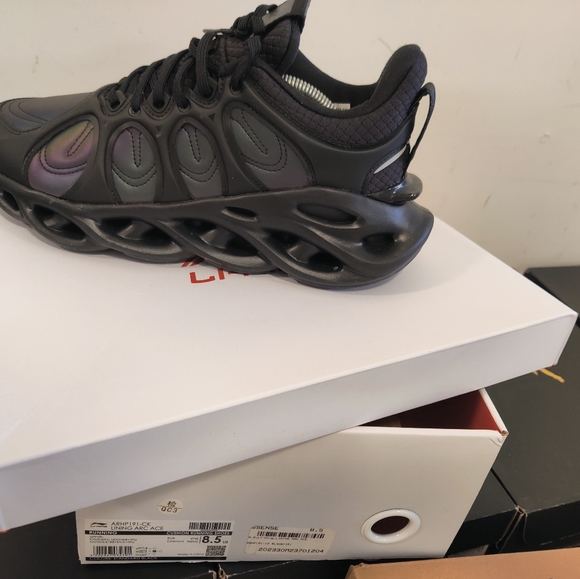 Lining shoes.size 8.5 fits size 8 - Picture 5 of 6